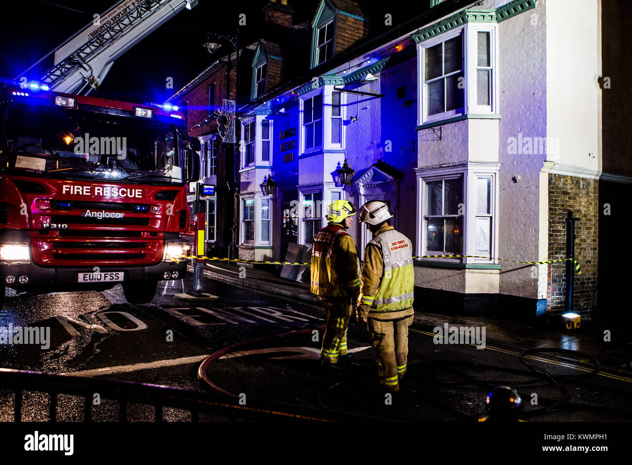 Rochford, Essex, UK 4 Gennaio 2018: Essex County Fire and Rescue Service ha partecipato ad un incendio presso la ex Kings Head Public House, Rochford questa sera. Le pompe da Rochford, Hawkwell, Leigh & Southend frequentato. Circa 18:30 Fu riferito che tutto il primo piano era stata persa! Un' antenna host da Southend è stato distribuito come la diffusione di un incendio nel tetto dell'edificio. La piazza e Back Lane a Rochford sono state chiuse mentre i vigili del fuoco trattati con l'incidente. Credito: Graham Eva/Alamy Live News Foto Stock