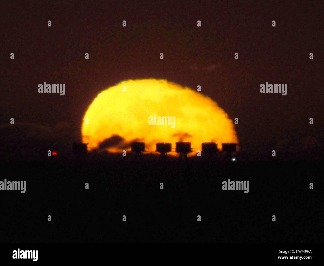 Cattedrale sul mare, Kent, Regno Unito. 4 gennaio, 2018. Regno Unito Meteo: il 94% la luna piena sorge dietro la sabbia rossa torri nell'estuario del Tamigi come visto dalla Cattedrale sul mare, Kent. Ci sono 7 i forti nella Red Sands gruppo, in corrispondenza della bocca dell'estuario del Tamigi. La Maunsell fortezze erano armati torri costruite nell'estuario del Tamigi durante la Seconda guerra mondiale per difendere Londra ed il Regno Unito. Credito: James Bell/Alamy Live News Foto Stock