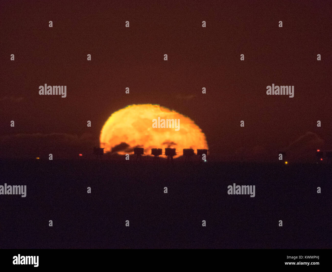 Cattedrale sul mare, Kent, Regno Unito. 4 gennaio, 2018. Regno Unito Meteo: il 94% la luna piena sorge dietro la sabbia rossa torri nell'estuario del Tamigi come visto dalla Cattedrale sul mare, Kent. Ci sono 7 i forti nella Red Sands gruppo, in corrispondenza della bocca dell'estuario del Tamigi. La Maunsell fortezze erano armati torri costruite nell'estuario del Tamigi durante la Seconda guerra mondiale per difendere Londra ed il Regno Unito. Credito: James Bell/Alamy Live News Foto Stock