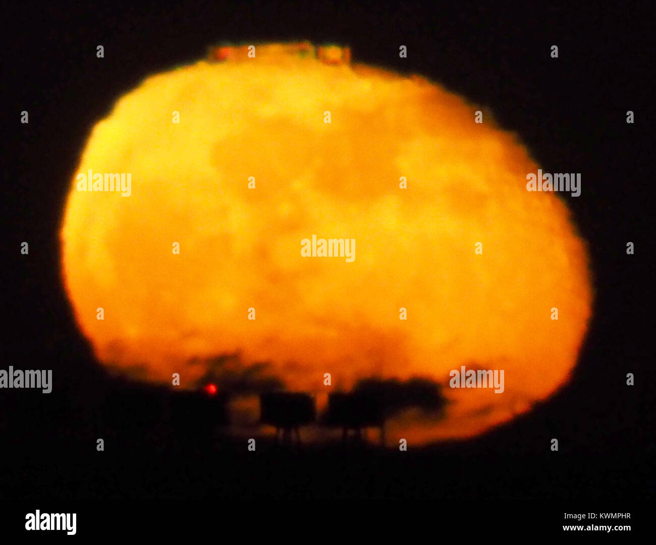 Cattedrale sul mare, Kent, Regno Unito. 4 gennaio, 2018. Regno Unito Meteo: il 94% la luna piena sorge dietro la sabbia rossa torri nell'estuario del Tamigi come visto dalla Cattedrale sul mare, Kent. Ci sono 7 i forti nella Red Sands gruppo, in corrispondenza della bocca dell'estuario del Tamigi. La Maunsell fortezze erano armati torri costruite nell'estuario del Tamigi durante la Seconda guerra mondiale per difendere Londra ed il Regno Unito. Credito: James Bell/Alamy Live News Foto Stock