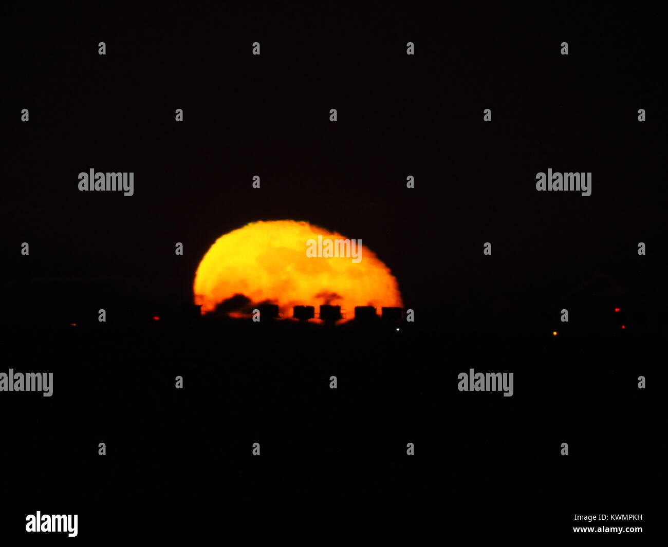 Cattedrale sul mare, Kent, Regno Unito. 4 gennaio, 2018. Regno Unito Meteo: il 94% la luna piena sorge dietro la sabbia rossa torri nell'estuario del Tamigi come visto dalla Cattedrale sul mare, Kent. Ci sono 7 i forti nella Red Sands gruppo, in corrispondenza della bocca dell'estuario del Tamigi. La Maunsell fortezze erano armati torri costruite nell'estuario del Tamigi durante la Seconda guerra mondiale per difendere Londra ed il Regno Unito. Credito: James Bell/Alamy Live News Foto Stock