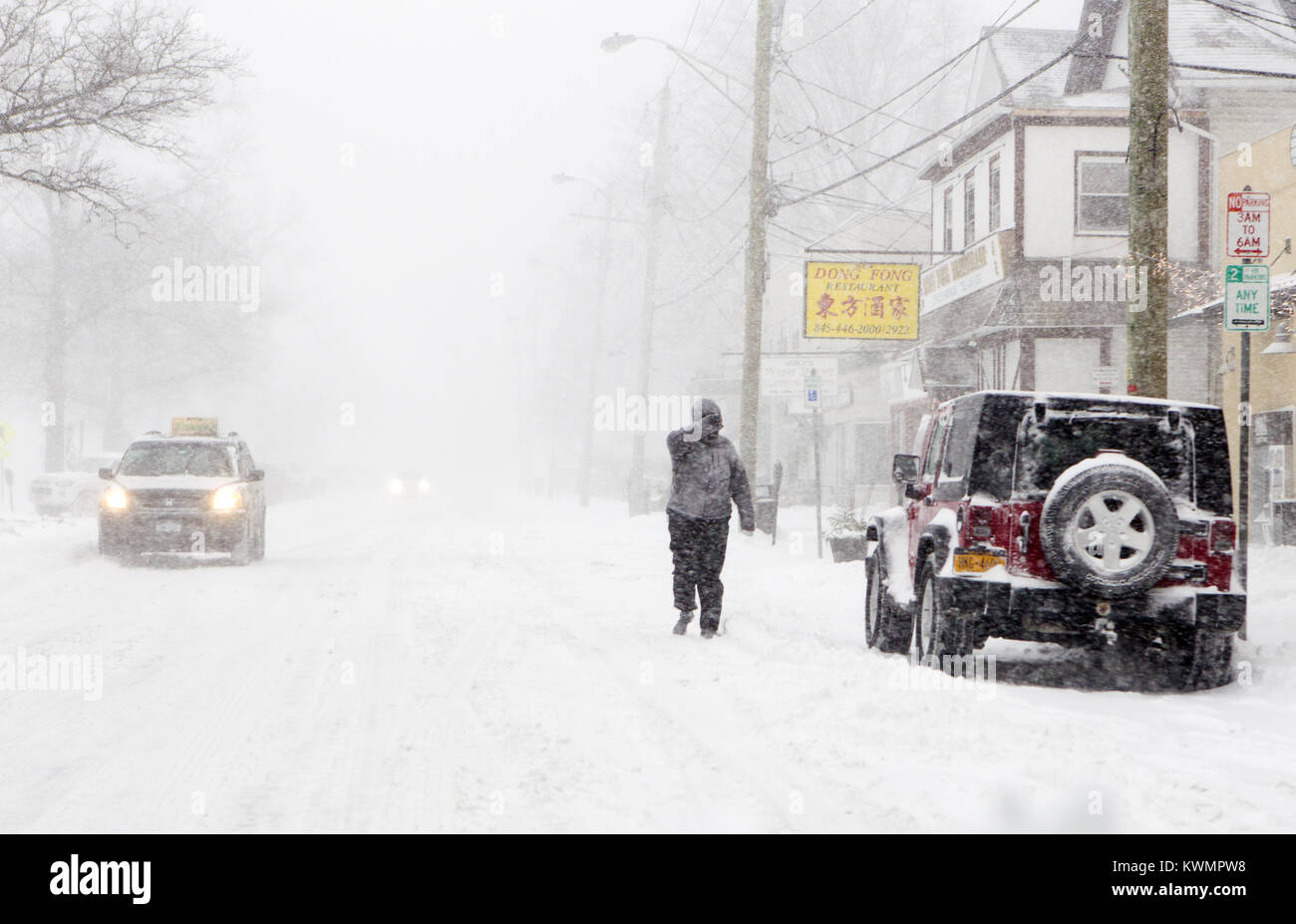 Highland Falls, New York, Stati Uniti d'America. 4 gennaio, 2018. Stati Uniti - Gennaio 4, 2018 - molto pochi veicoli e ancor meno i pedoni coraggioso il maltempo del ''Bomb ciclone che è pommeling costa orientale giovedì mattina sulla strada principale di Highland Falls, New York. Credito: Michael Lopez/ZUMA filo/Alamy Live News Foto Stock