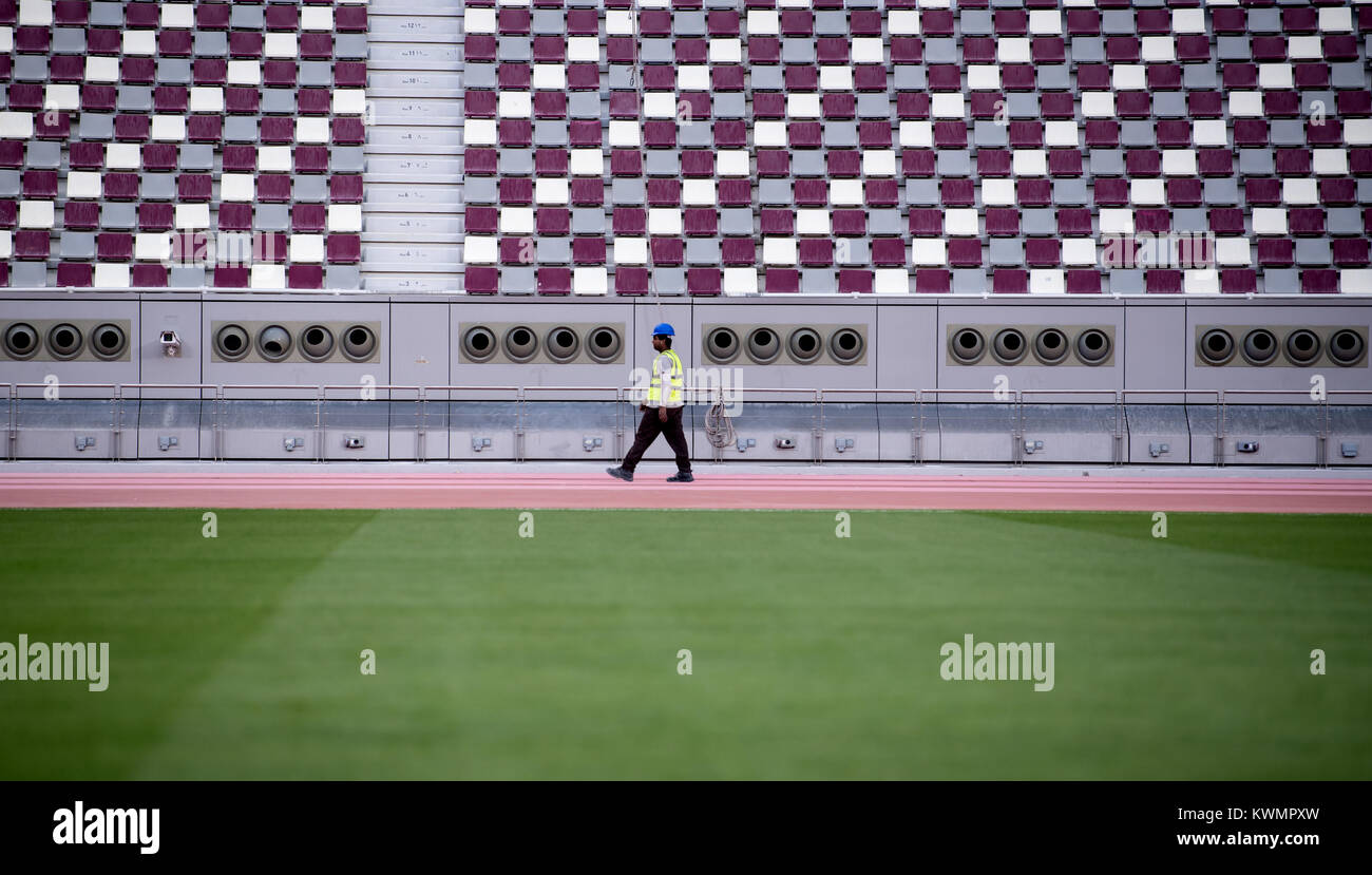 Doha in Qatar. 04 gen 2018. Ein Arbeiter läuft im Khalifa International Stadium di Doha (Katar) am 04.01.2018 über die Laufbahn. Die Endrunde der Fußball-Weltmeisterschaft 2022 soll in Katar ausgetragen werden. Credito: Sven Hoppe/dpa/Alamy Live News Foto Stock