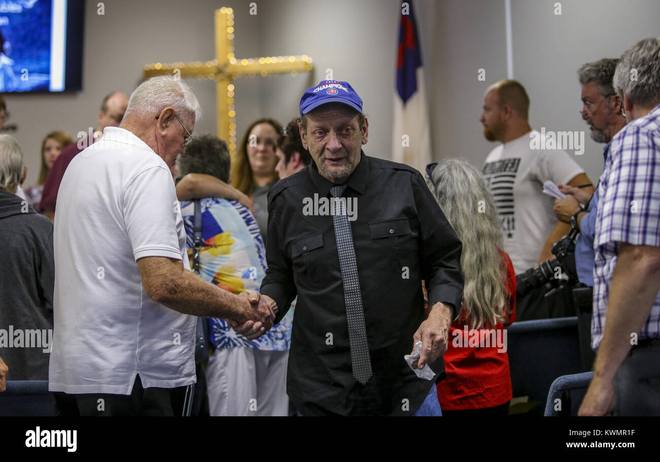 East Moline, Iowa, USA. 21 Ago, 2017. Dennis Appleby, padre di Trudy Appleby, scuote le mani con gli ospiti dopo una veglia per sua figlia in prima chiesa battista a East Moline Lunedì, Agosto 21, 2017. Trudy Appleby di Moline è scomparso il 21 agosto 1996 quando aveva appena 11 anni. Dopo 21 anni che lei non è ancora stata trovata ma le nuove informazioni è stato rilasciato dalla polizia, denominazione William ''de'' Smith come eventualmente l'ultima persona a vedere Trudy e una persona di interesse. Credito: Andy Abeyta, Quad-City volte/Quad-City volte/ZUMA filo/Alamy Live News Foto Stock