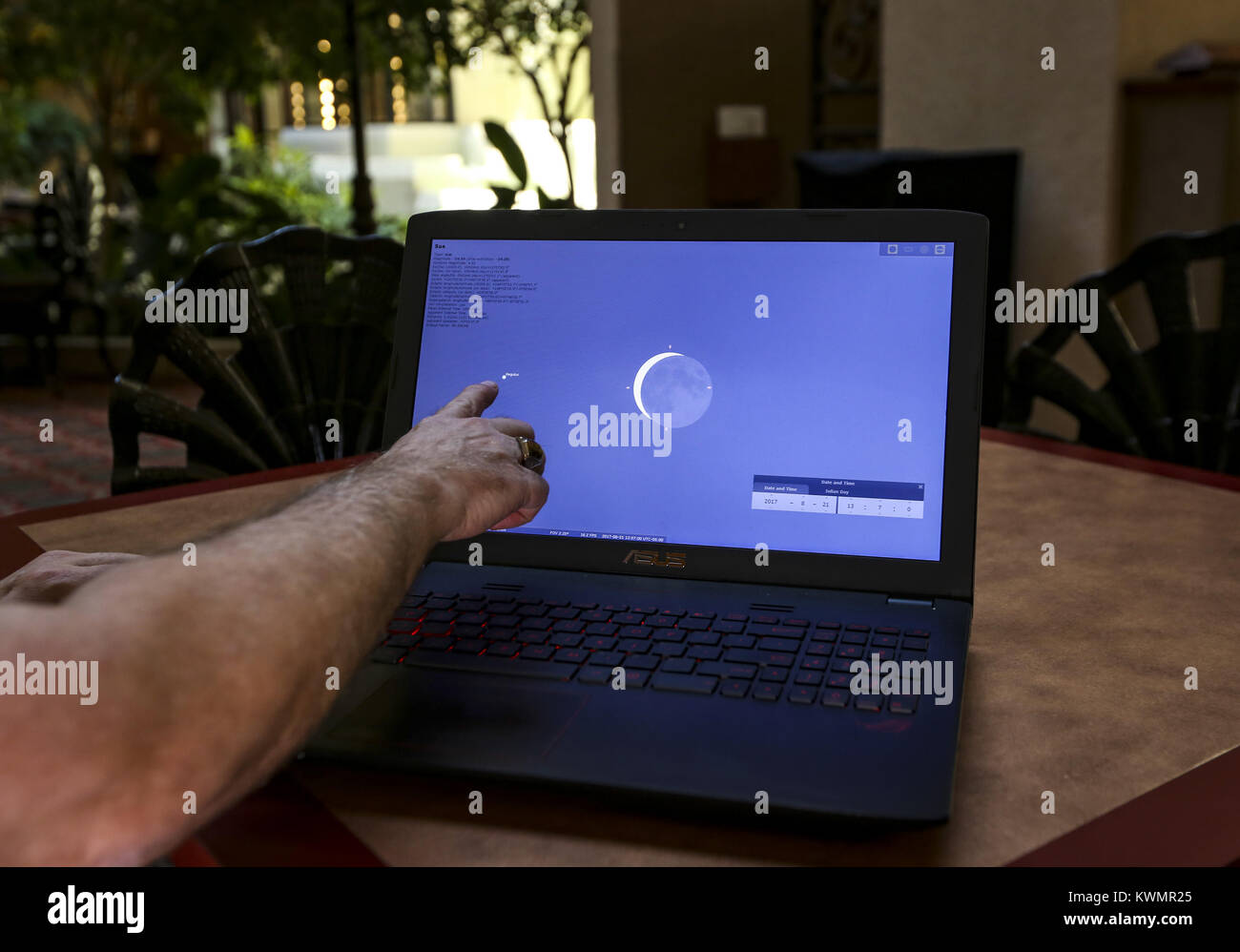 Davenport, Iowa, USA. 17 Luglio, 2017. Jeff Struve, presidente della Quad-City Astronomical Society, mostra una rappresentazione di eclipse come osservate localmente seduti nella hall del Radisson Hotel a Davenport Lunedì, 17 luglio 2017. Credito: Andy Abeyta, Quad-City volte/Quad-City volte/ZUMA filo/Alamy Live News Foto Stock