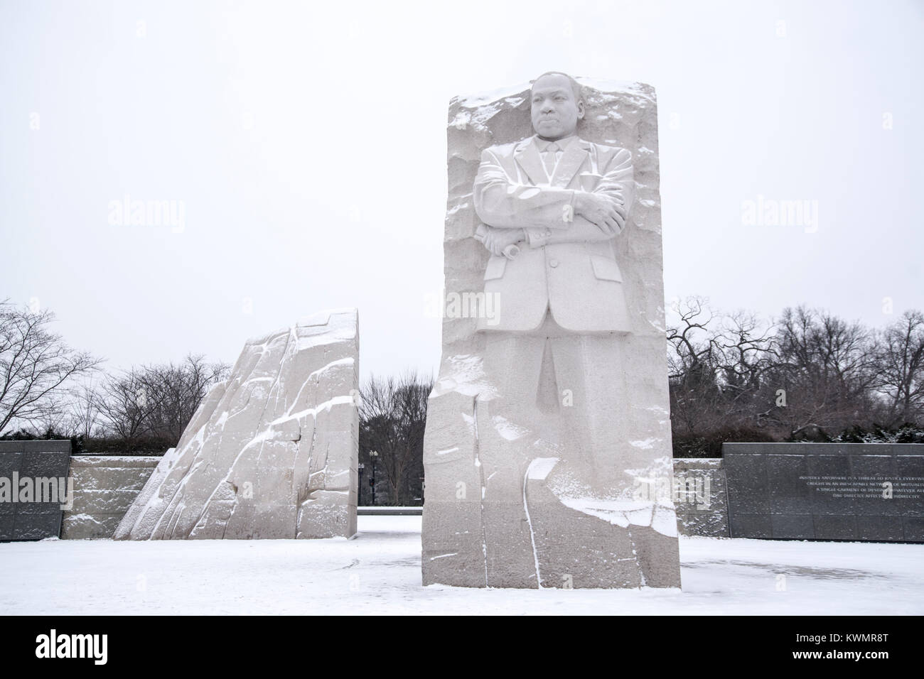 Washington, Stati Uniti d'America. 04 gen 2017. Il Martin Luther King Junior Memorial a Washington DC si staglia contro una lavata-out cielo d'inverno. Neve deviati fornisce il contrasto del bianco per la pallida statua di pietra. I turisti non sono in vista anche se Orme nella neve rivelano la presenza di turisti disposti a sfidare il 'bombogenesis' nonostante gli avvertimenti di basse temperature e alta venti. Credito: Angela Drake/Alamy Live News Foto Stock