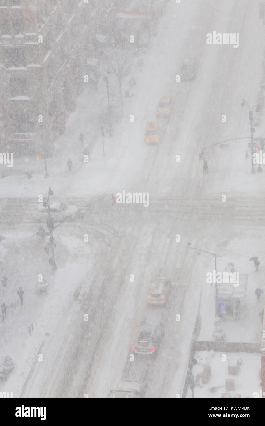 La città di New York, Stati Uniti d'America. 4 gennaio, 2018. Treacherous whiteout condizioni rendono la guida pericolosa sul E. 34th Street presso il Madison Avenue incrocio. Credito: Patti McConville/Alamy Live News Foto Stock