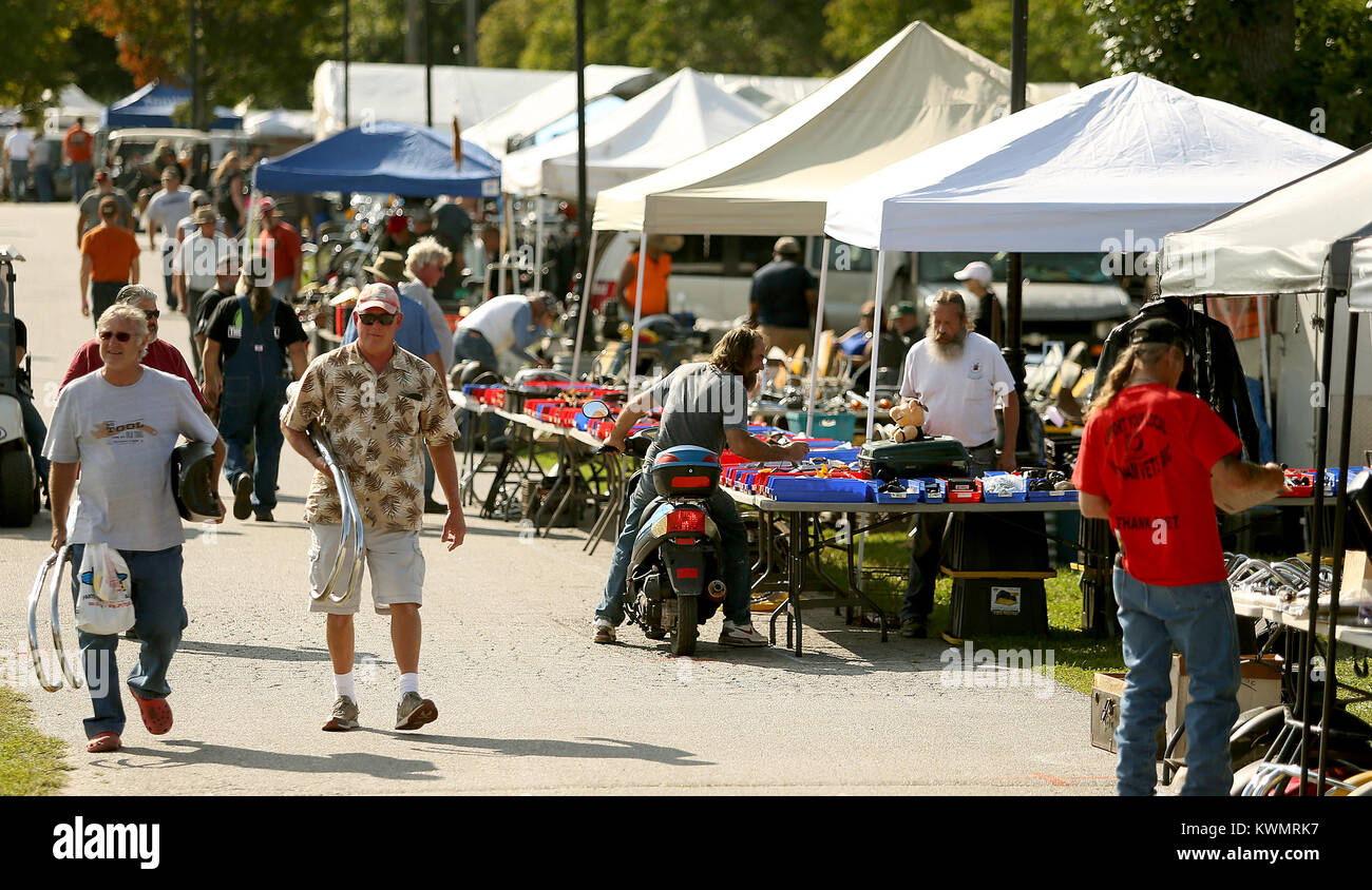 Davenport, Iowa, USA. 1 Sep, 2017. La gente a piedi i motivi appare in alto i meravigliosi tesori, Venerdì, 1 settembre 2017, alla quarantaseiesima capo annuale Blackhawk moto d'epoca swap meet a valle del Mississippi fiera di questo fine settimana. Credito: John Schultz/Quad-City volte/ZUMA filo/Alamy Live News Foto Stock