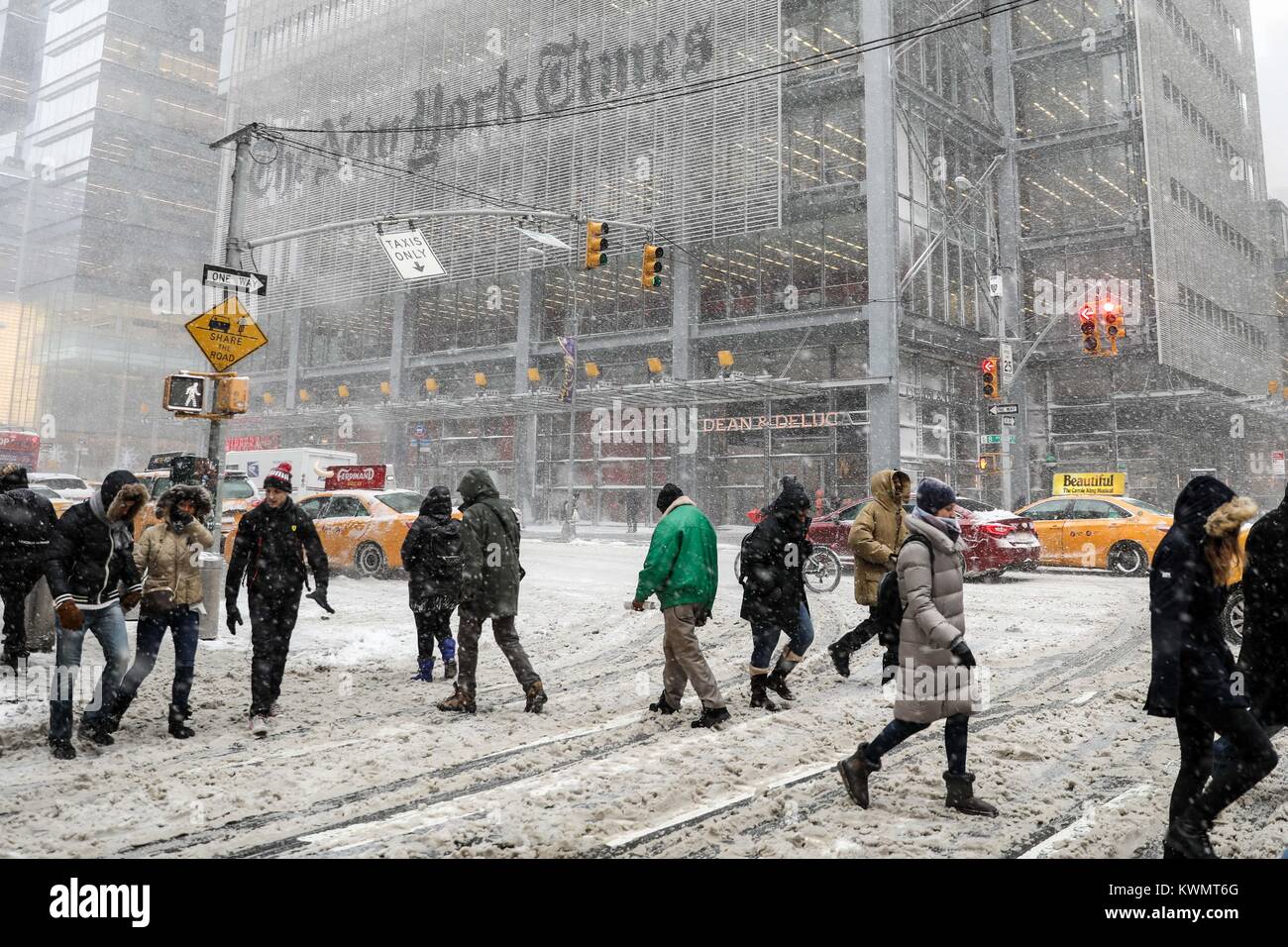 Muoversi intorno al Port Authority Bus Terminal in Manhattan su una pesante blizzard hits New York City negli Stati Uniti questo giovedì, 04. (Foto: William Volcov) Foto Stock