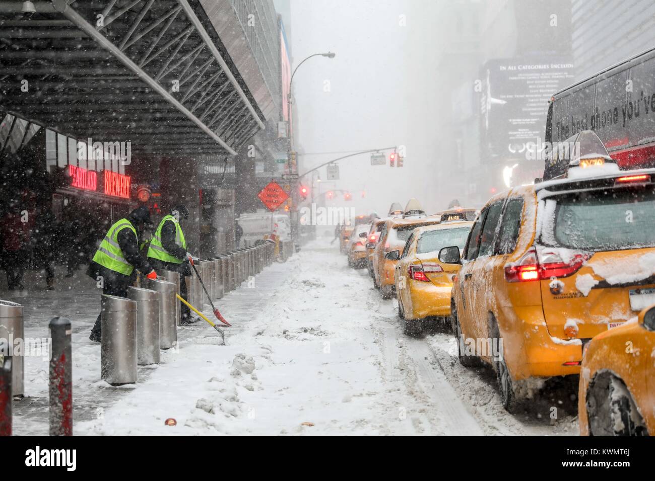 Muoversi intorno al Port Authority Bus Terminal in Manhattan su una pesante blizzard hits New York City negli Stati Uniti questo giovedì, 04. (Foto: William Volcov) Foto Stock