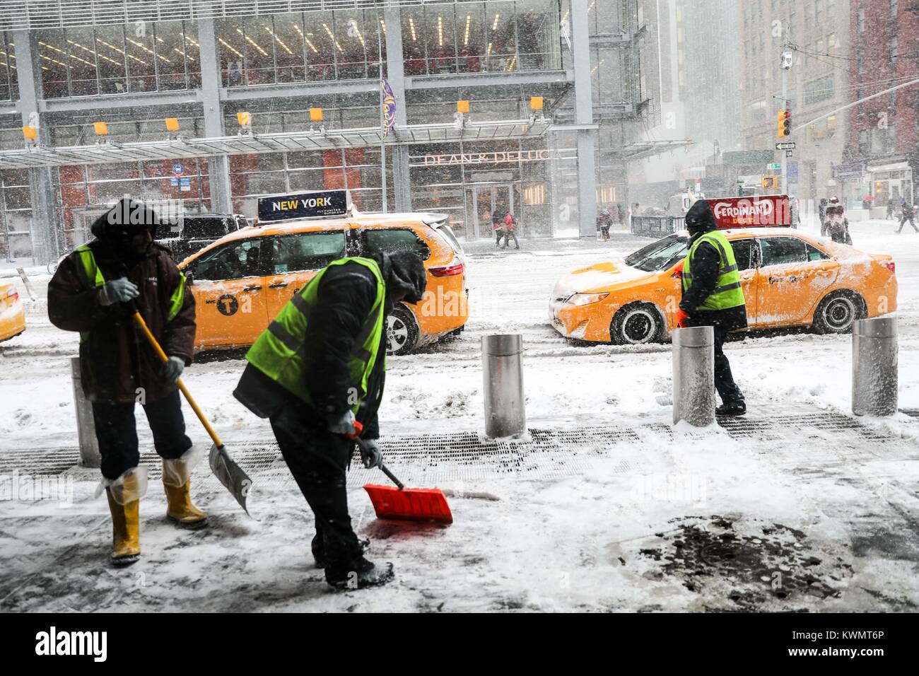 Muoversi intorno al Port Authority Bus Terminal in Manhattan su una pesante blizzard hits New York City negli Stati Uniti questo giovedì, 04. (Foto: William Volcov) Foto Stock