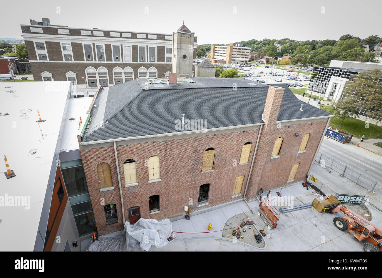 Davenport, Iowa, USA. Xv Sep, 2016. L'originale centro stazione dei vigili del fuoco è visto dall'aria accanto alla stazione di fuoco centrale a Davenport giovedì, 15 settembre 2016. Il $15.2 milioni di due-storia aggiunta/rinnovo del 114-anno-vecchia stazione di fuoco centrale a 331 Scott San comprende cinque drive-through baie per i motori a quattro piani della torre di formazione e stanze private per i vigili del fuoco. Credito: Andy Abeyta/Quad-City volte/ZUMA filo/Alamy Live News Foto Stock