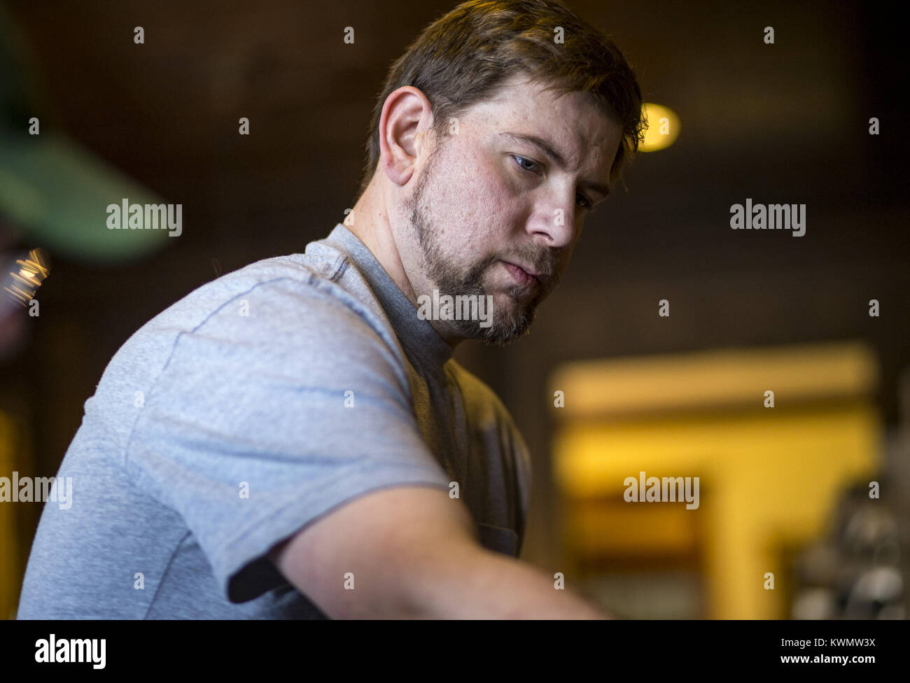 Muscatine, Iowa, USA. 9 Mar, 2017. Chris Levsen siede alla console dell'organo Musser durante il tuning a Muscatine Art Center il giovedì, 9 marzo 2017. Credito: Andy Abeyta/Quad-City volte/ZUMA filo/Alamy Live News Foto Stock