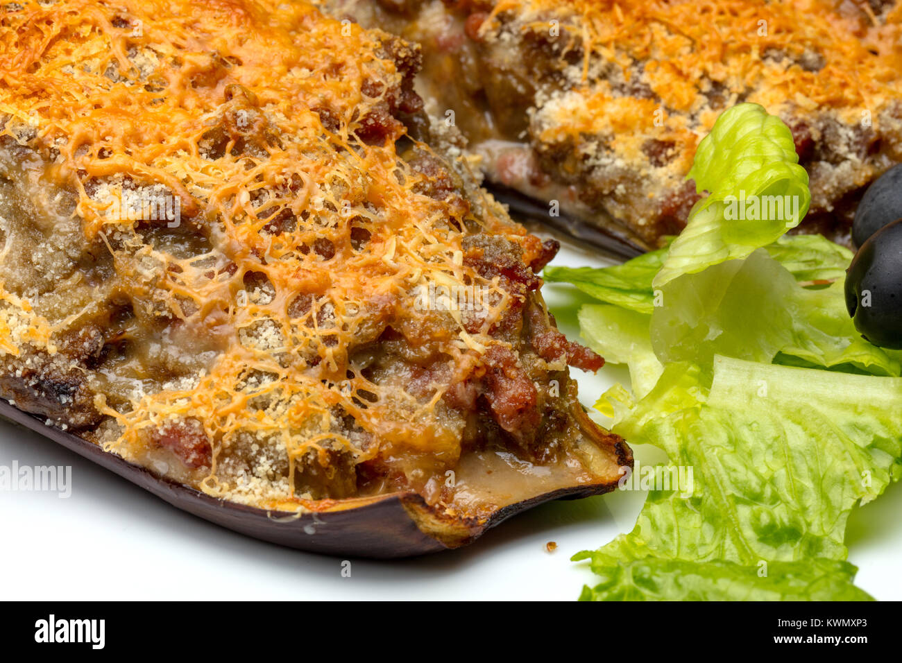 Melanzane ripiene di carne e formaggio cotto al forno Foto Stock