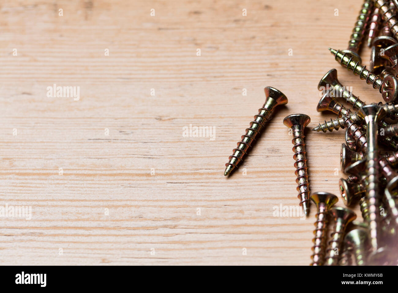 Collezione di macchine per la lavorazione del legno, DIY, Casa Miglioramento viti su un sfondo di legno Foto Stock