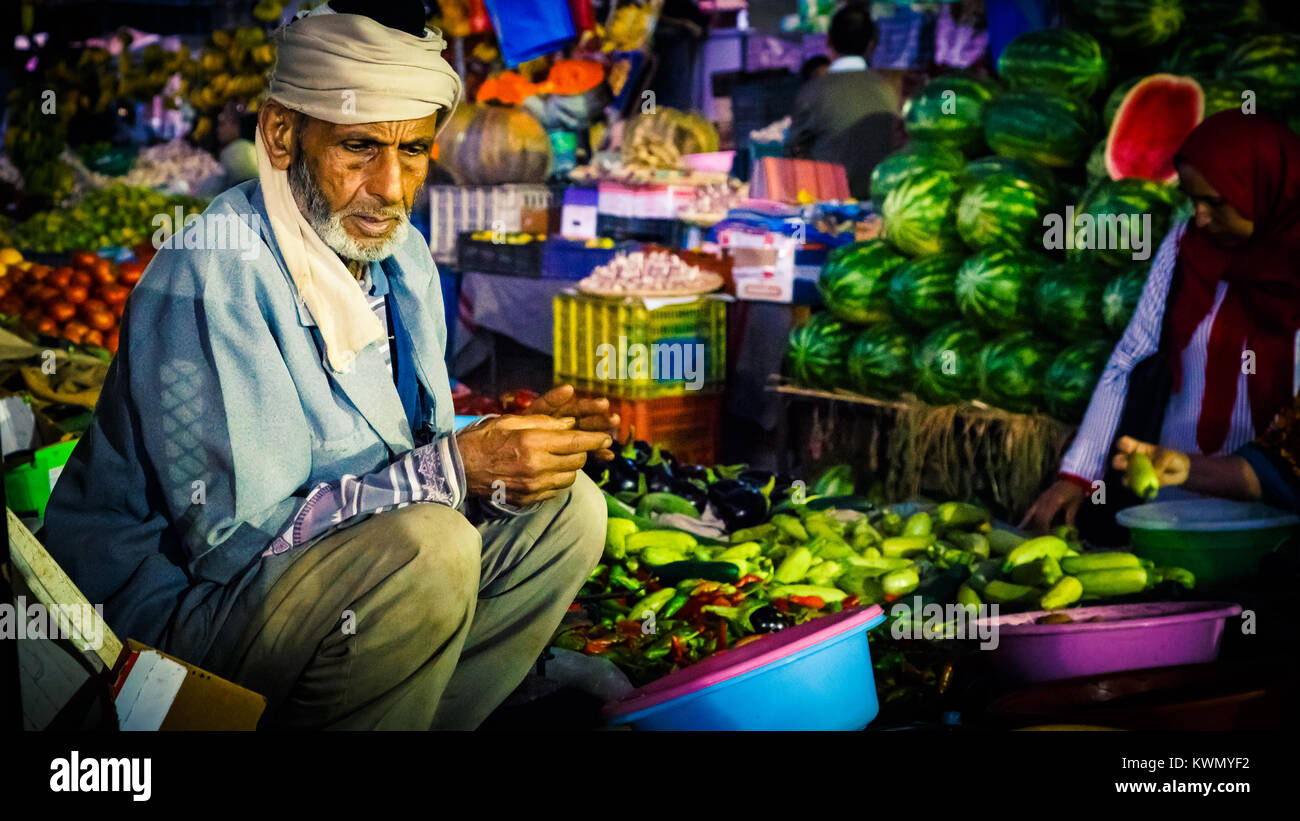 Matura fornitori asiatici in turbante sat da stallo del mercato di vendita di alimenti Foto Stock