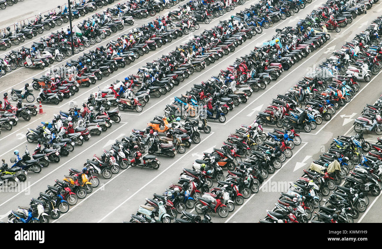 Un parco auto pieno di piccoli ciclomotori o scooter Foto Stock