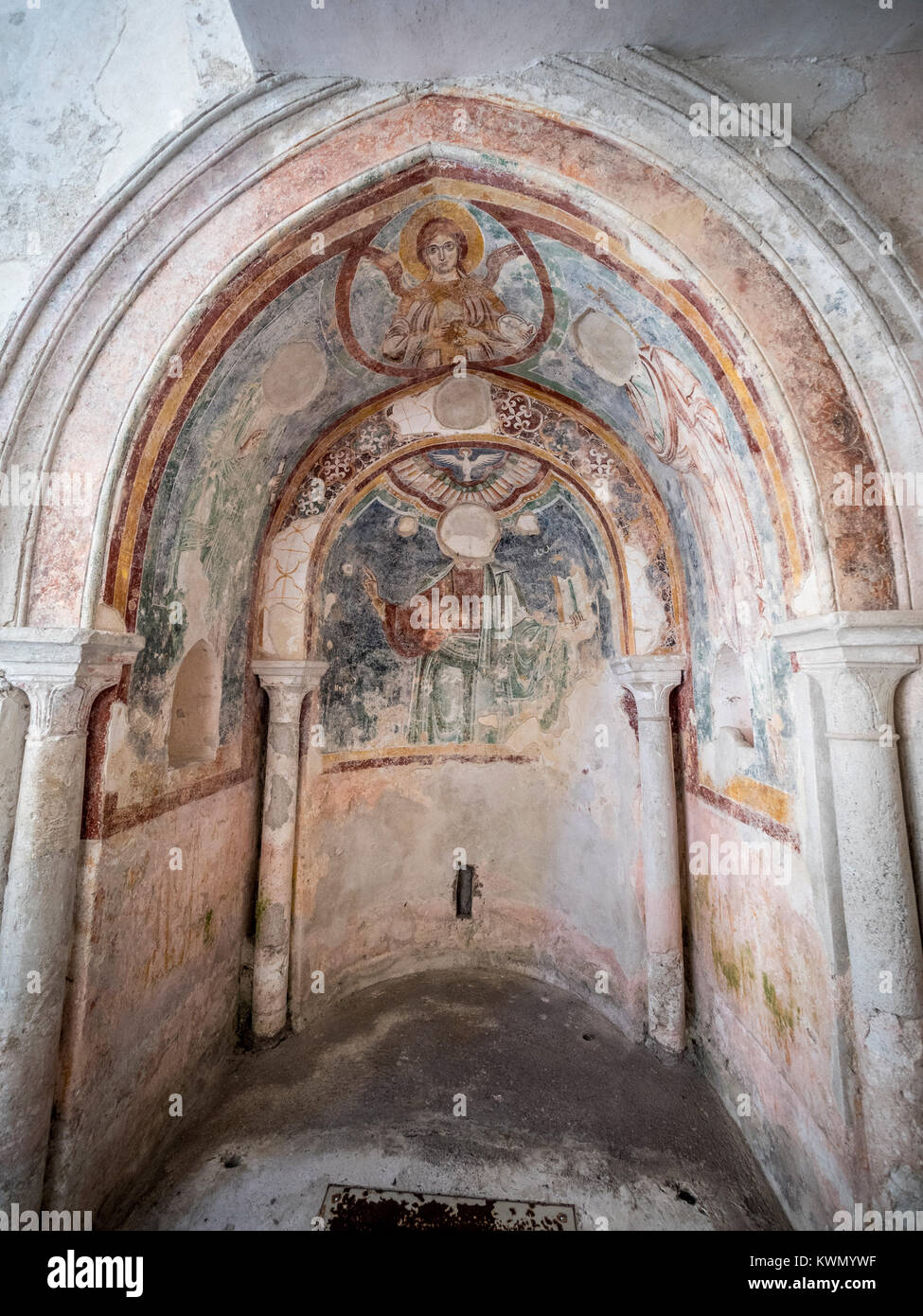 La cappella del Salvatore della seconda metà del secolo XIII gli affreschi e gli stucchi della presenza nella nicchia del Cristo Pantocratore. Foto Stock