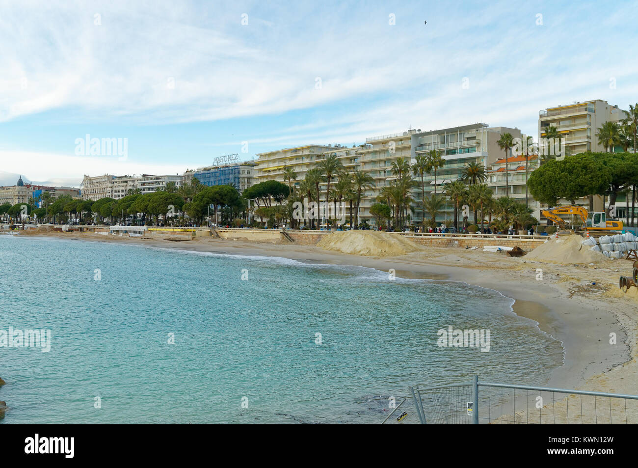 Spiagge di Cannes e la Riviera Francese, durante l'inverno 2017/2018. Lavori in corso per aggiungere sabbia alle spiagge per ingrandirle. Foto Stock