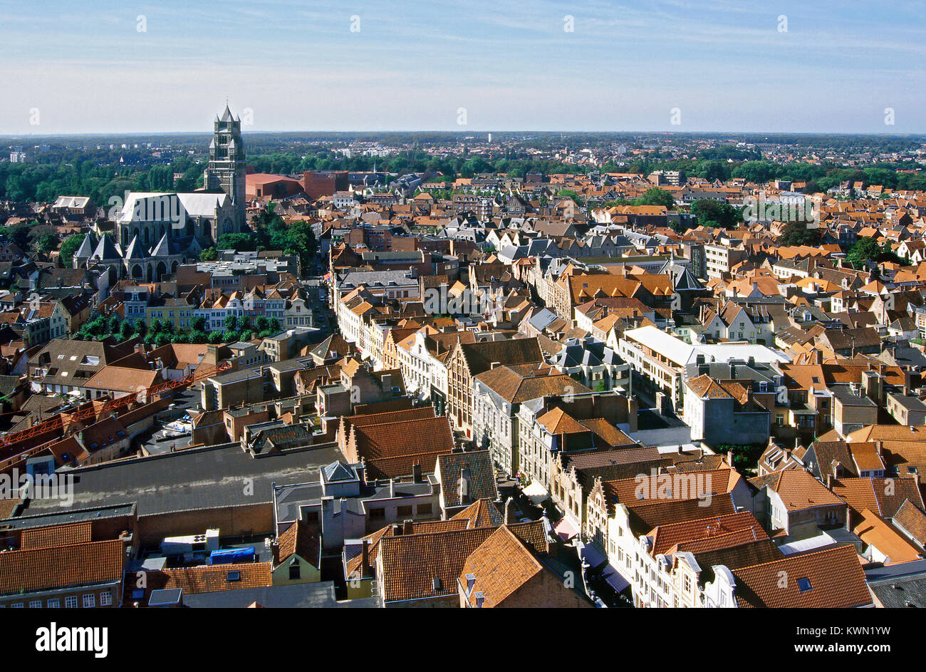 La città storica di Bruges, Fiandre Occidentali, Belgio, con St Salvator Cathedral, visto dal campanile nel centro della città Foto Stock