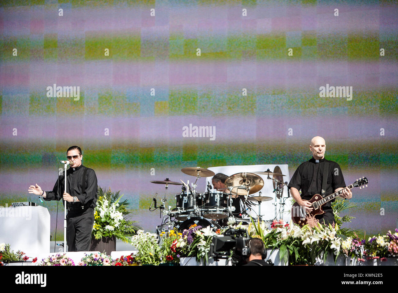 La American rock band fede non esegue più di un concerto dal vivo presso il palco principale al Barclaycard British Summer Time Festival 2014 a Hyde Park, Londra. Qui il cantante Mike Patton (L) è raffigurato con il chitarrista Jon Hudson dal vivo sul palco. Regno Unito 04.07.2014. Foto Stock