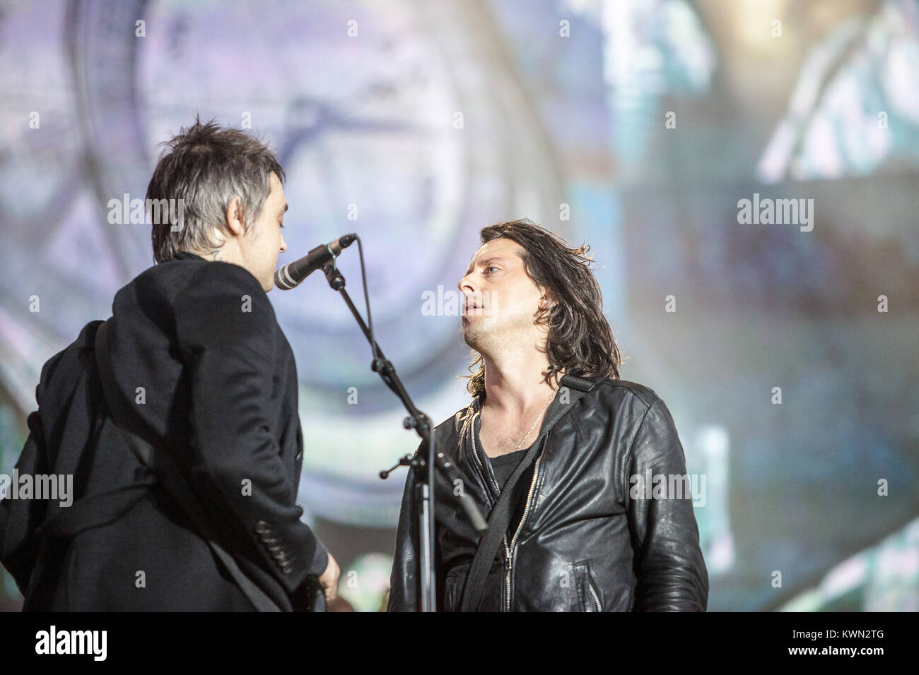 L'inglese rock band The Libertines esegue un concerto dal vivo presso il palco principale al Barclaycard British Summer Time festival a Hyde Park di Londra. Qui il cantante e gutiarist Carl Barât è raffigurato dal vivo sul palco con Pete Doherty. Regno Unito 05.07.2014. Foto Stock