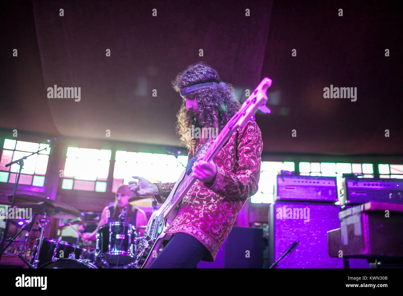 La Australian hard rock band Wolfmother esegue un concerto dal vivo presso il Teatro Barclaycard presso il British Summer Time festival 2014 in Hyde Park, Londra. Qui il bassista Ian Peres è raffigurato dal vivo sul palco. Regno Unito 04.07.2014. Foto Stock