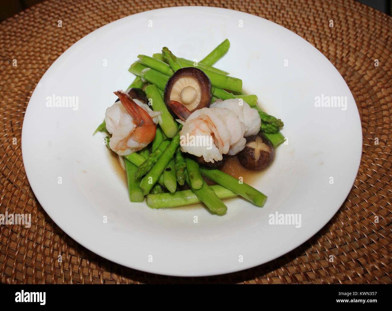 Cucina Thai - né mai Phad Gamberi Foto Stock