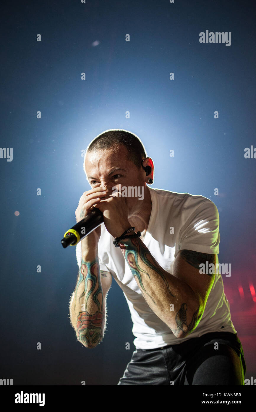 La American rock band Linkin Park esegue un concerto dal vivo all'O2 Arena di Londra. Qui cantante Chester Bennington è raffigurato dal vivo sul palco. Regno Unito, 23/11 2014. Foto Stock