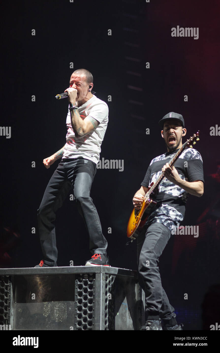 La American rock band Linkin Park esegue un concerto dal vivo all'O2 Arena di Londra. Qui cantante Chester Bennington (L) è raffigurato dal vivo sul palco con il chitarrista e il rapper Mike Shinoda (R). Regno Unito, 23/11 2014. Foto Stock