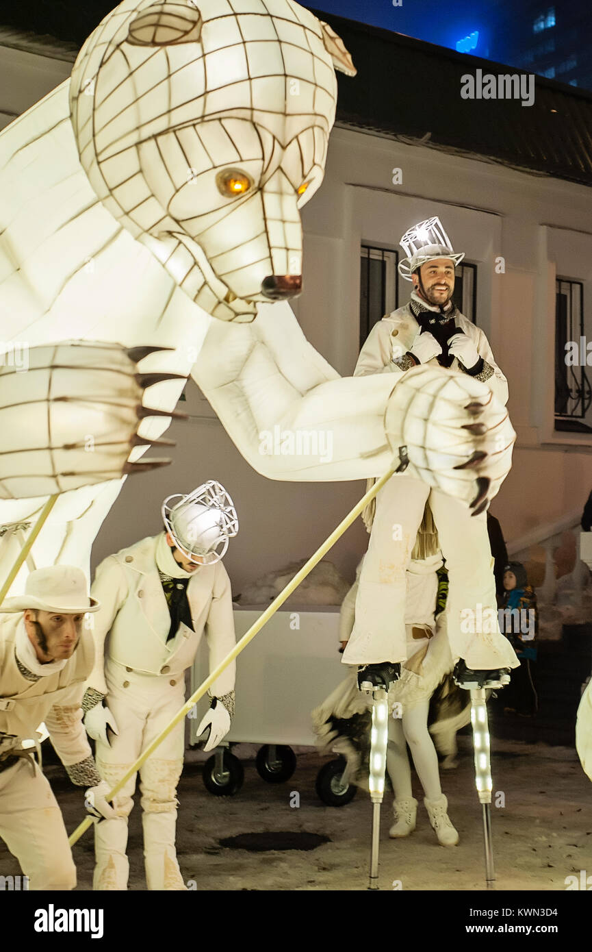 Il Remue Menage spettacolo di intrattenimento a Kazan, Tatarstan. Troupe francese lavora nel circus, danza e stili musicali. Foto Stock