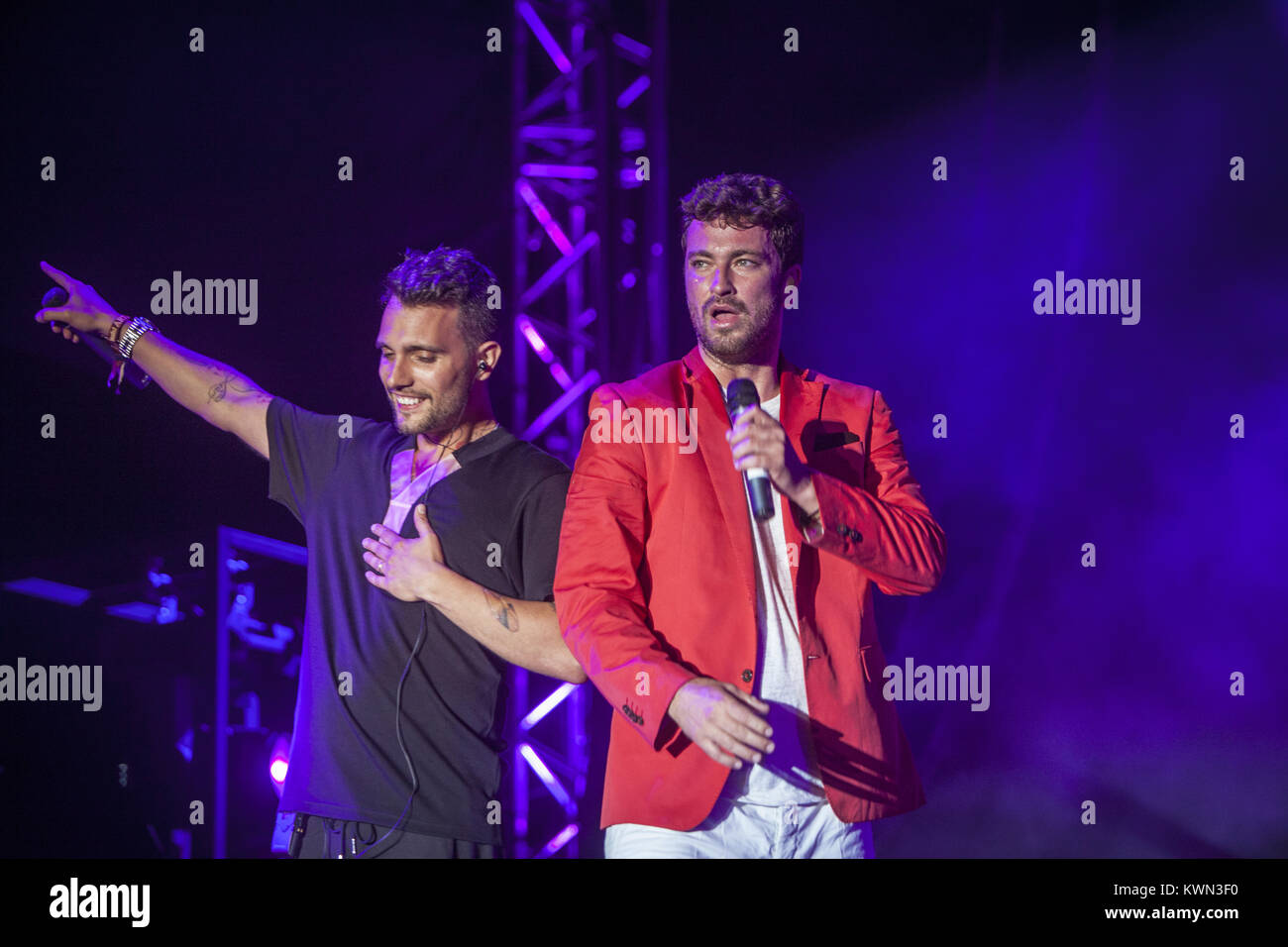 Il popolare tedesco rapper Laciny Marten è meglio conosciuto per la sua fase di nome Marteria e qui esegue un concerto dal vivo presso il tedesco hip-hop Splash festival! Festival 2013. Alla sua sinistra rapper guest Yasha si unisce a lui sul palco. Germania, 13/07 2013. Foto Stock