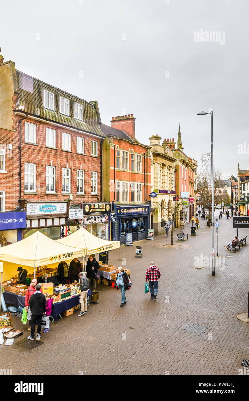 Mercato delle pulci sulla High Street a Kettering, Inghilterra. Foto Stock