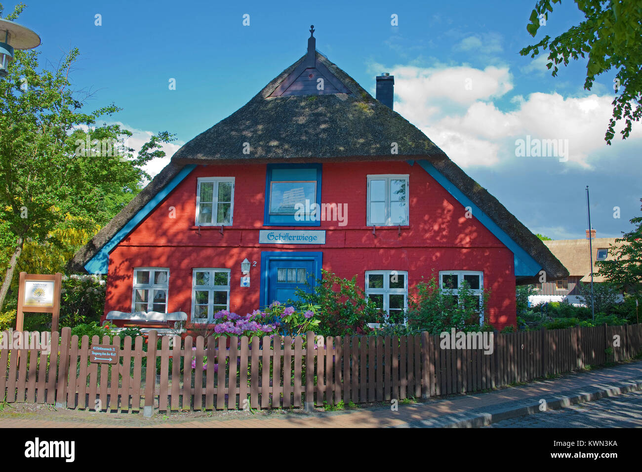 'Schifferwiege", una storica con tetto di paglia casa di Wustrow, Fishland, Meclemburgo-Pomerania, Mar Baltico, Germania, Europa Foto Stock