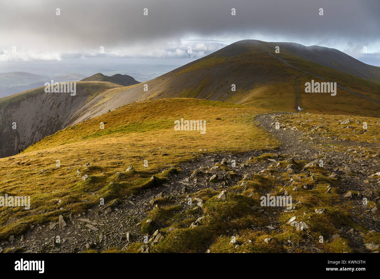 Skiddaw vertice da un piccolo uomo, Parco Nazionale del Distretto dei Laghi, Cumbria Foto Stock