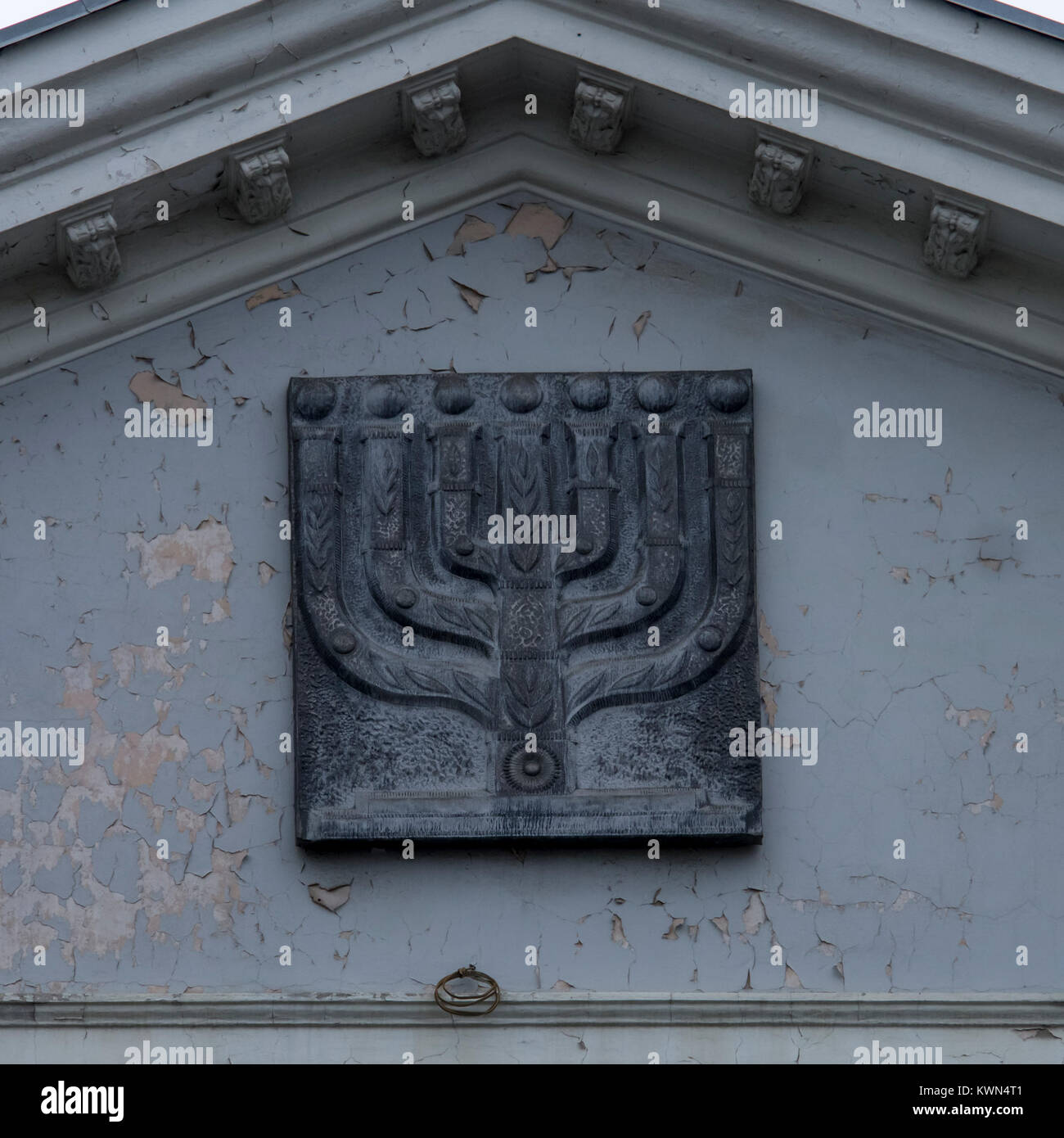 VINNYTSIA, UCRAINA 14 GIUGNO 2016: Hanukkah menorah scultura in sinagoga di Livshitsa in via Soborna Foto Stock