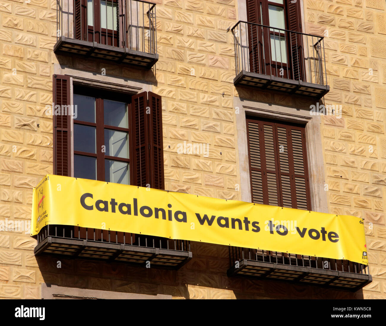 La Catalogna vuole votare Banner in Plaça Sant Jaume Barcellona re referendum di indipendenza Ottobre 2017 Foto Stock