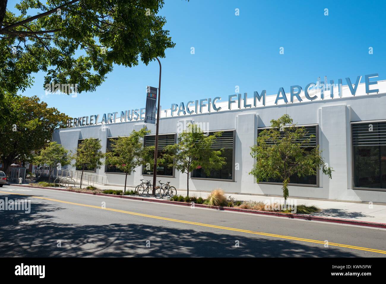 Facciata con segnaletica per il Berkeley Art Museum e Pacific Film archivio, al di fuori di UC Berkeley nel centro cittadino di Berkeley, California, 14 luglio 2017. Foto Stock