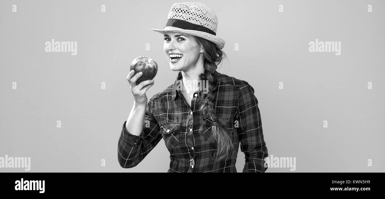 Cibo sano per il vostro tavolo. Ritratto di felice donna giovane agricoltore in camicia a scacchi su sfondo giallo con un Apple Foto Stock Cibo sano per il vostro tavolo. Ritratto di felice donna giovane agricoltore in camicia a scacchi su sfondo giallo con un Apple Foto Stock