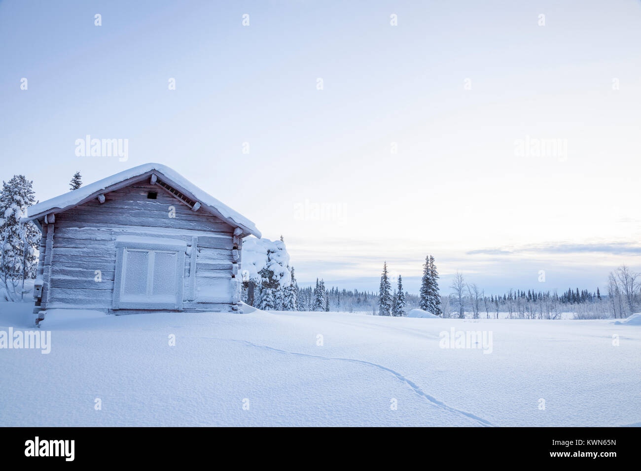 Antico casolare, bianco inverno in Scandinavia. Via degli animali nella neve profonda. Foto Stock