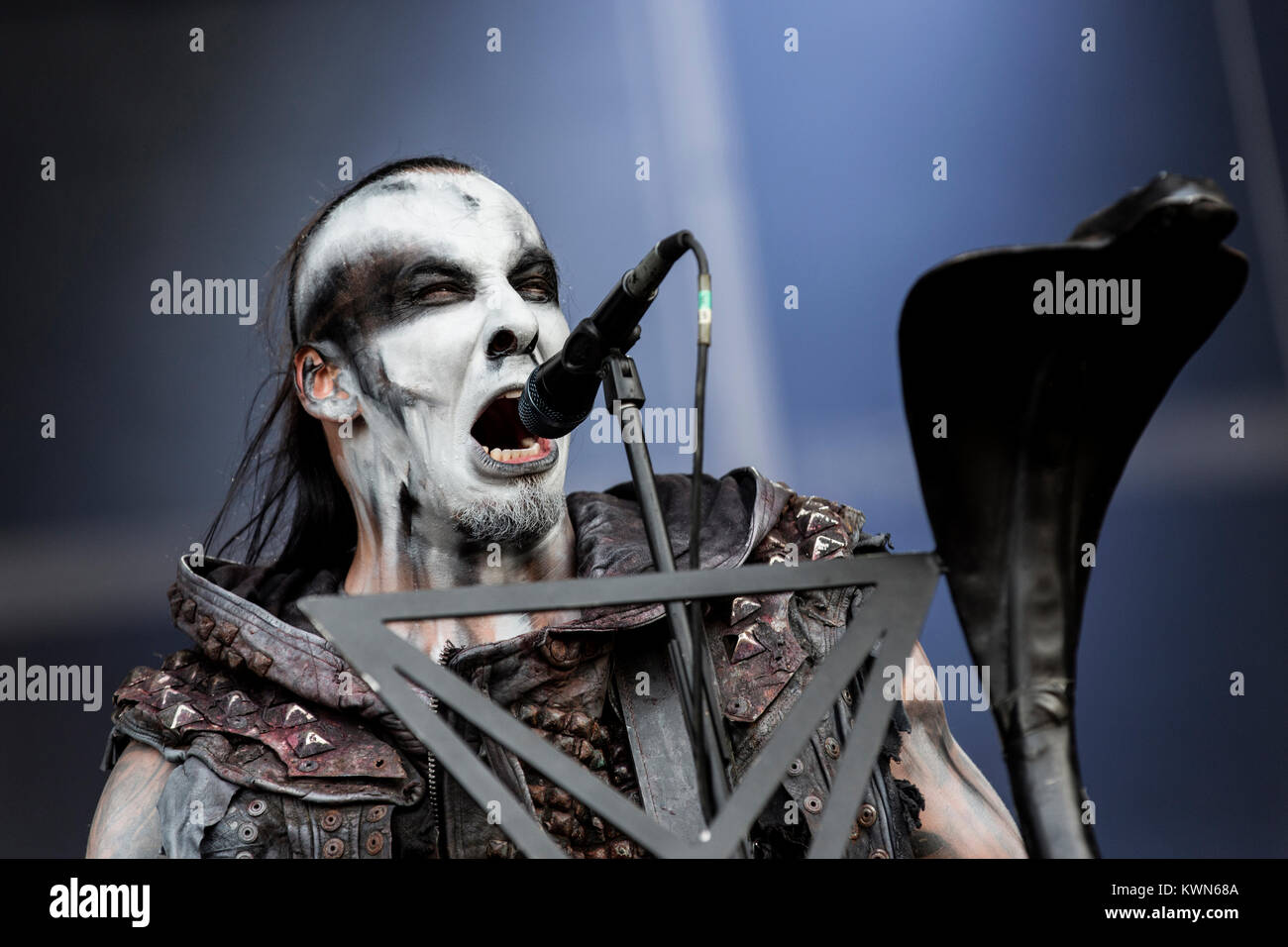 Il polacco della band death metal Behemoth esegue un concerto dal vivo presso il scandinavi heavy metal festival Copenhell 2014 a Copenaghen. Qui la band di bassista e musicista Tomasz " Orion " Wróblewski è raffigurato dal vivo sul palco. Danimarca 13/06 2014. Foto Stock