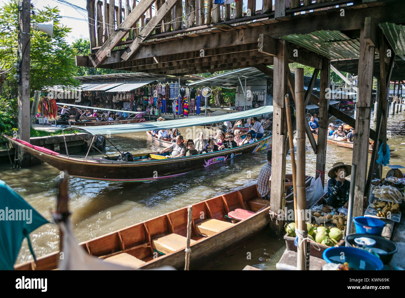 I turisti in barca sul fiume Damnoen Saduk mercato galleggiante, Thailandia. Foto Stock