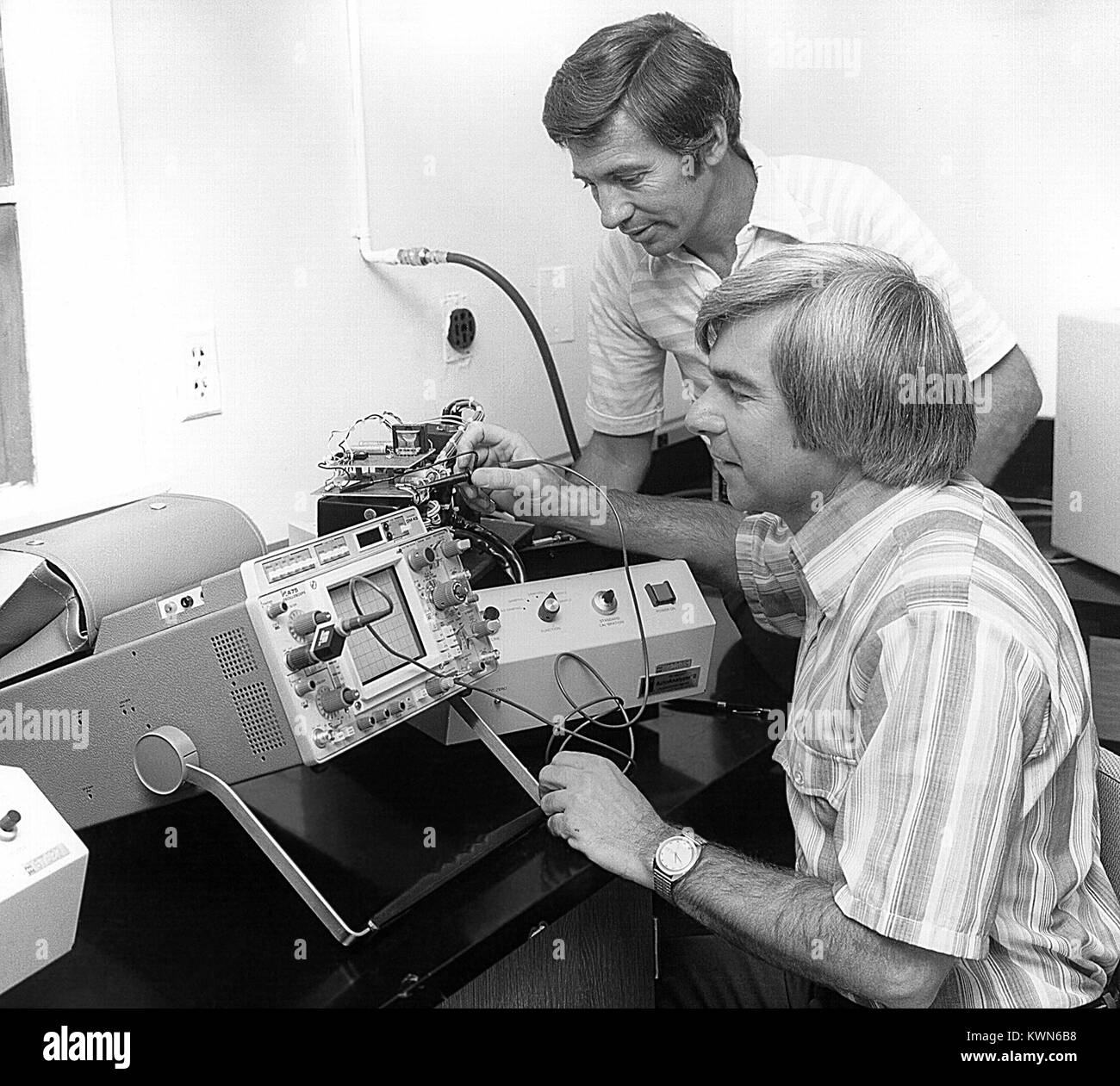 Questi due tecnici sono riportati in corrispondenza di lavorare in un laboratorio presso i centri per il controllo delle malattie, 1958. LabScience, la CDC impiega quasi 8, 500 persone in oltre 170 professioni. Ci sono più di 5, 600 professionisti altamente qualificati nella zona di Atlanta, e un altro 2, 900 in altre sedi negli Stati Uniti. (I dati raccolti nel 2003). Immagine cortesia CDC. Foto Stock