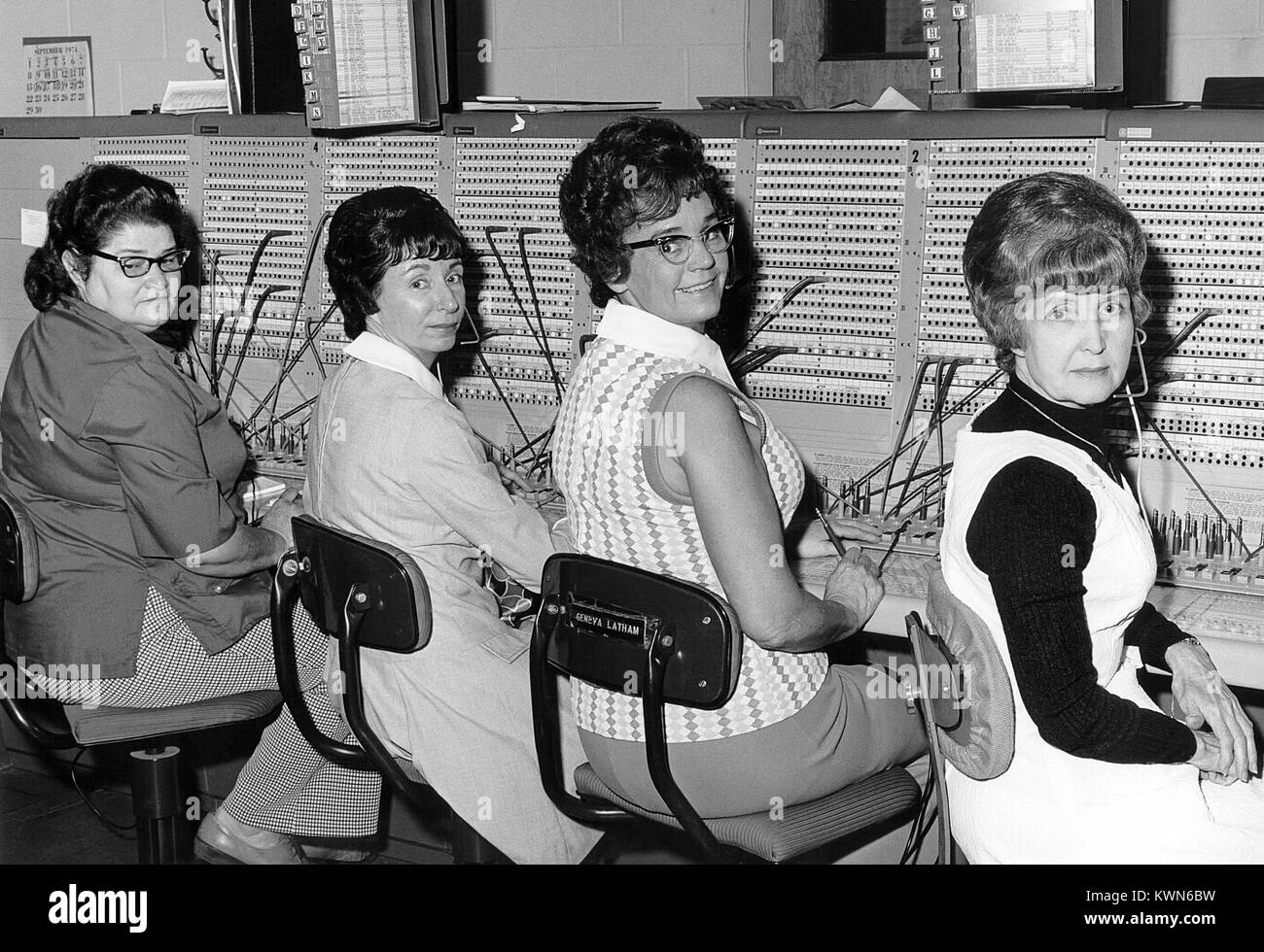 Questo storico 1974 fotografia mostra un numero di CDC operatori telefonici di fronte ad un centralino tradizionale, 1974. Il CDC impiega quasi 8, 500 persone in oltre 170 professioni. Ci sono più di 5, 600 professionisti altamente qualificati nella zona di Atlanta, e un altro 2, 900 in altre sedi negli Stati Uniti. (I dati raccolti nel 2003). Immagine cortesia CDC. Foto Stock