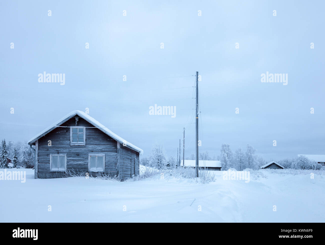 Vecchio Scandinavian cottage di legno, inverno artico ambiente. Foto Stock
