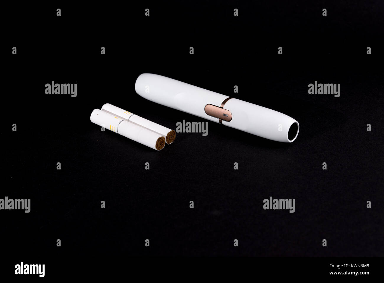 Nuovissimo le sigarette elettroniche, riscaldamento sistema di tabacco IQOS, fumo, bianco isolato su sfondo nero Foto Stock