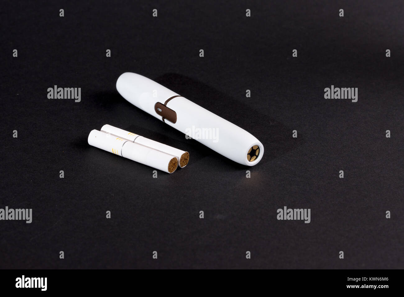 Nuovissimo le sigarette elettroniche, riscaldamento sistema di tabacco IQOS, fumo, bianco isolato su sfondo nero Foto Stock