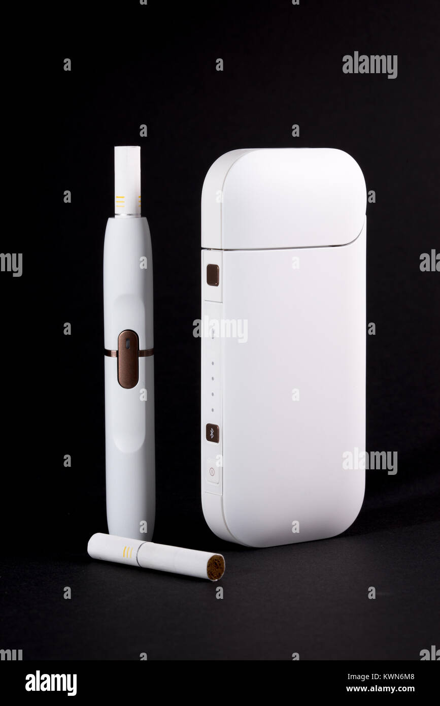 Nuovissimo le sigarette elettroniche, riscaldamento sistema di tabacco IQOS, fumo, bianco isolato su sfondo nero Foto Stock