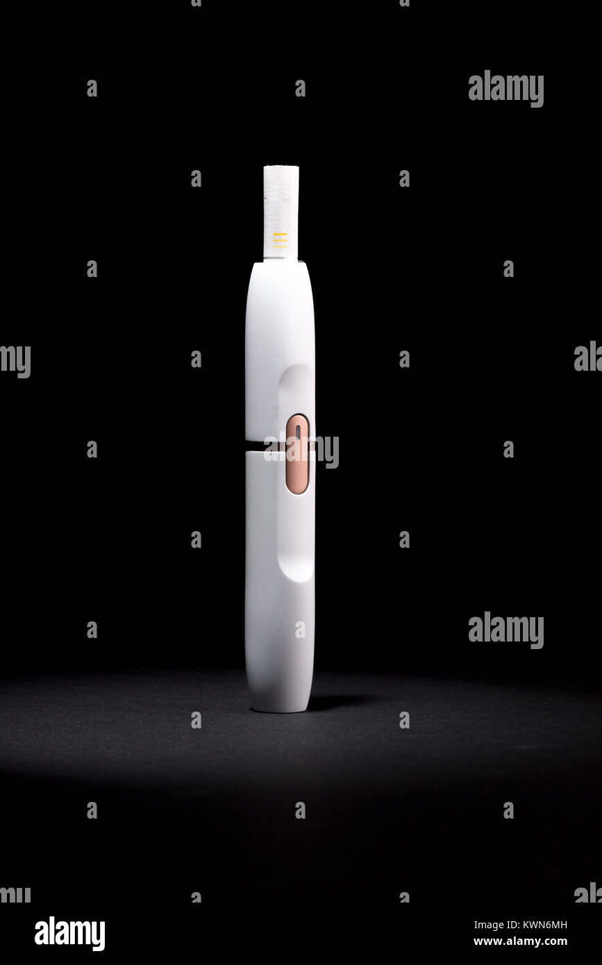 Nuovissimo le sigarette elettroniche, riscaldamento sistema di tabacco IQOS, fumo, bianco isolato su sfondo nero Foto Stock