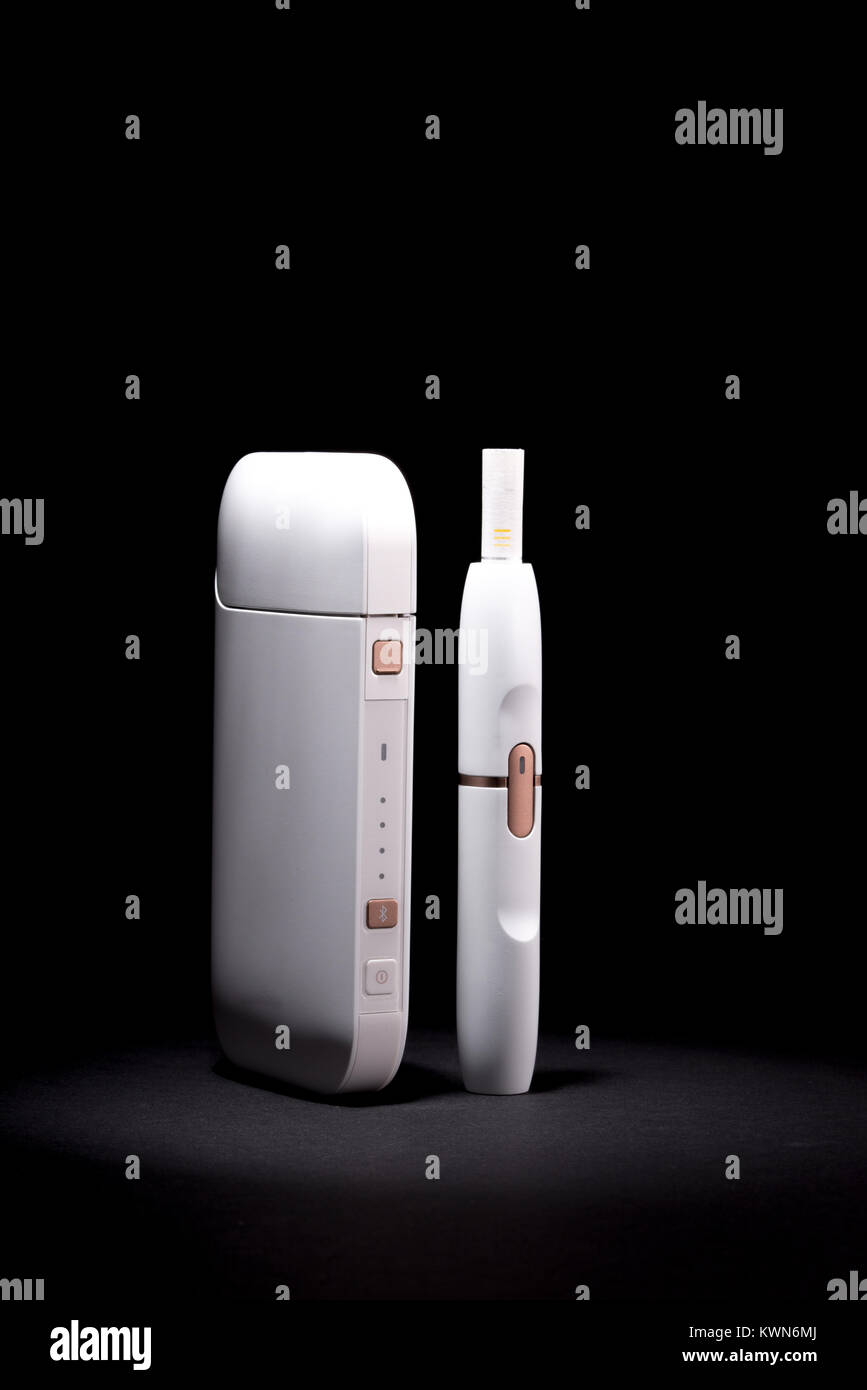Nuovissimo le sigarette elettroniche, riscaldamento sistema di tabacco IQOS, fumo, bianco isolato su sfondo nero Foto Stock